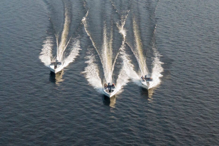 Kolme moottorivenettä suomalaisessa järvessä vierekkäin.