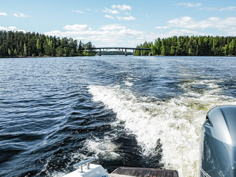 Kuva veneenperästä järvellä.