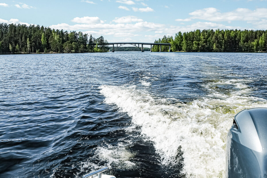 Kuva veneenperästä järvellä.